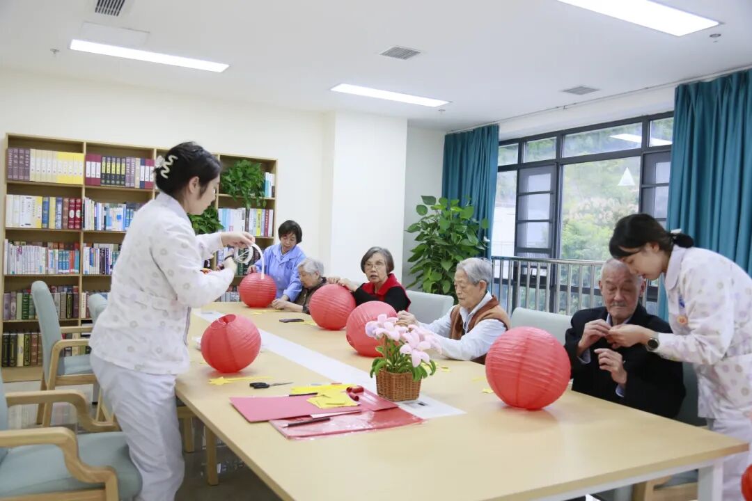 老年养护中心的国庆“氛围组”已就位！出手的竟是他们……